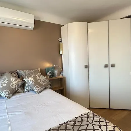 Beautiful Renovated Luxury Terrace Parking Appartement